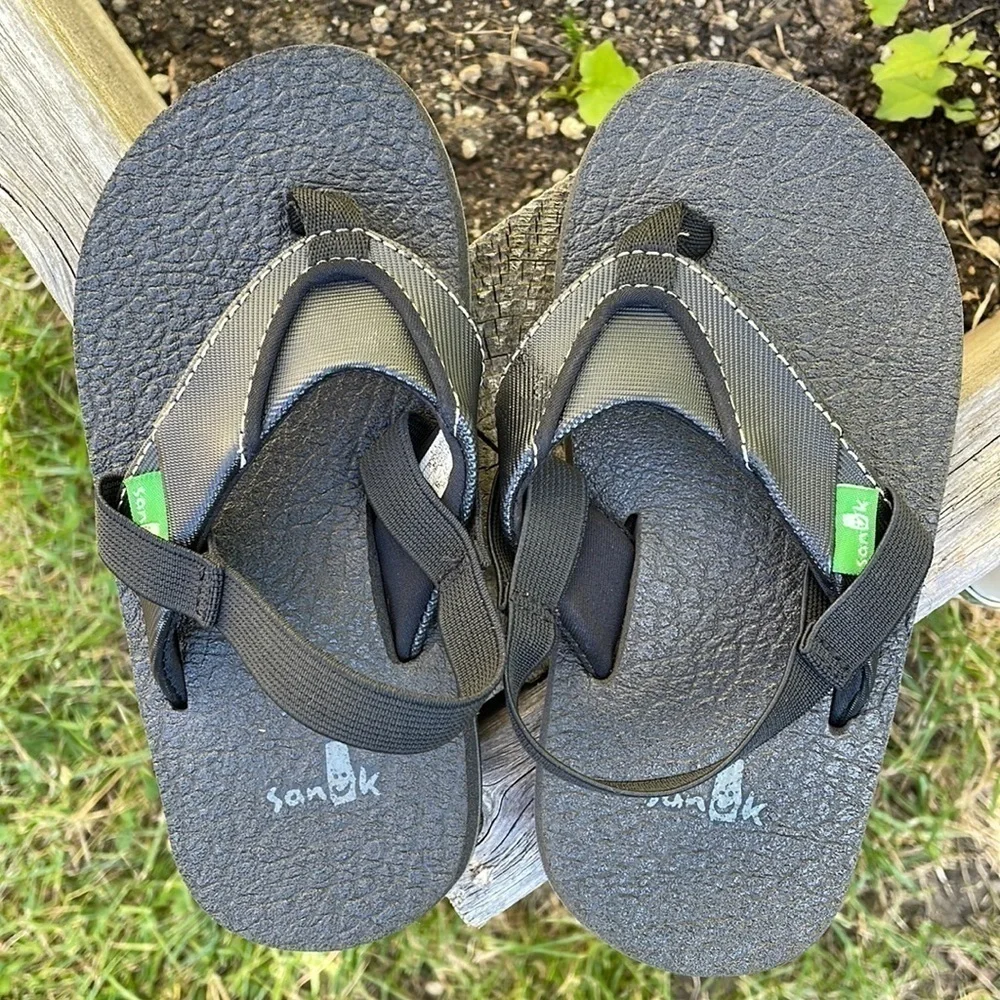 Sanuk kids black sling back sandals Kids SZ 10-11